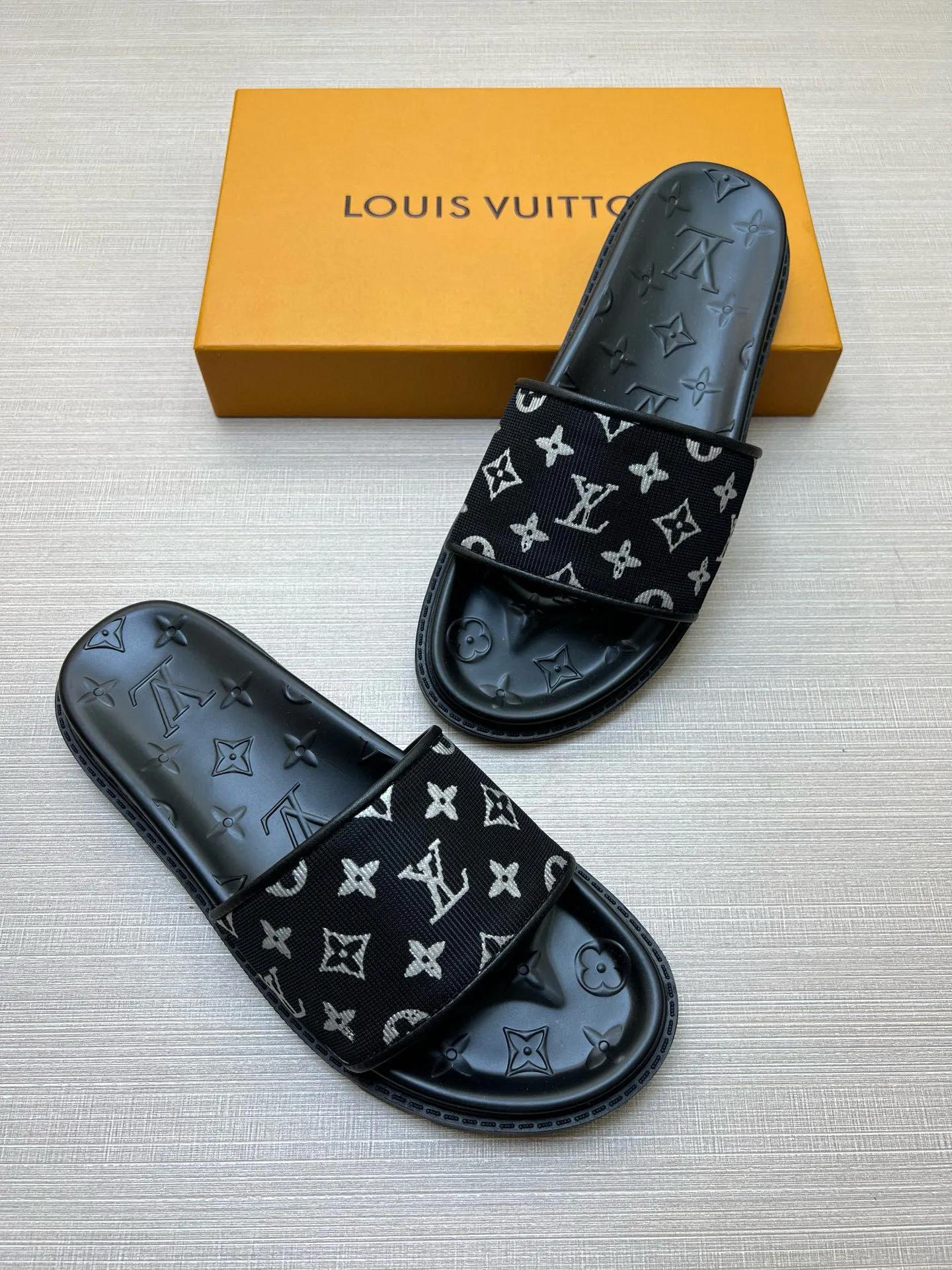 P270🏆Louis Vuitton 🏆[Louis Vuitton] Spring/Summer 2025 [Men's Flip Flops] 🎯🎯As an active family in the fashion industry ⭐ Lv is characterized by bold innovation ⚡Create this casual business style for Chinese fashionable men ✨The fabric is made of imported high-grade cowhide 🔥 Clean and neat ⚡Fashionable and elegant🌹Breathable, sweat-absorbent and deodorant👈So luxurious, high-end and domineering. 👍Must be sold if you repost the picture. Number of yards: 38--46. Color: 🎉 For large quantities. Welcome to repost.